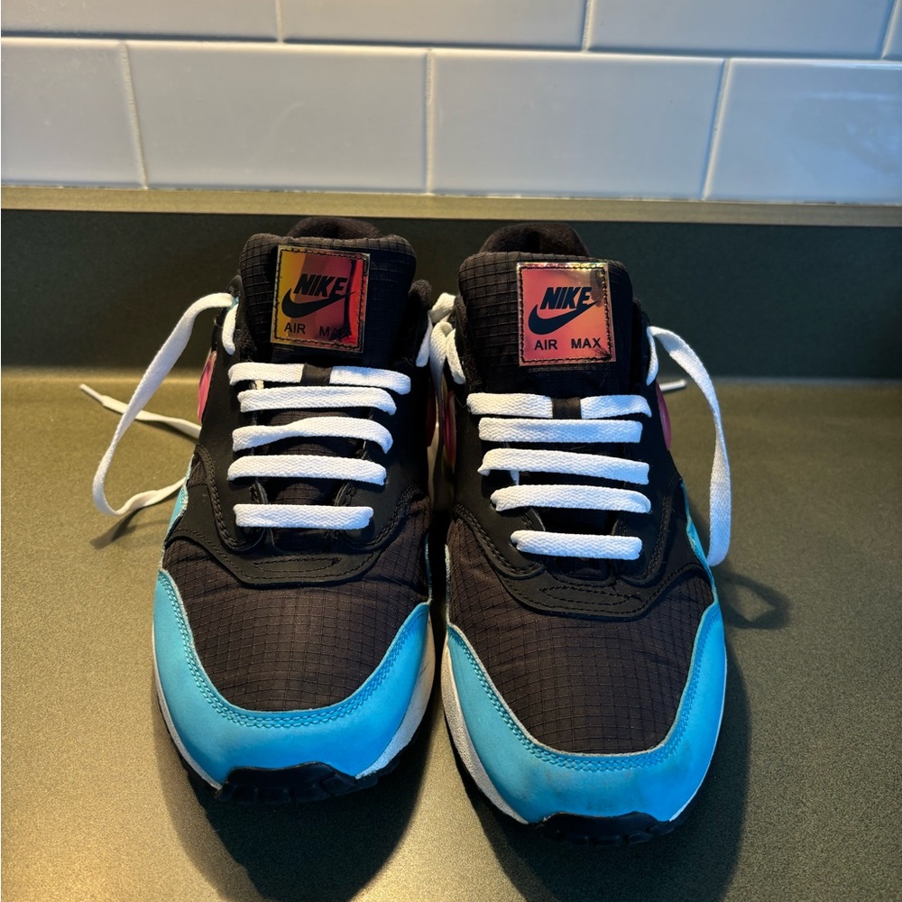 Nike Air Max with Pink and Blue Highlights - Picture 2 of 8